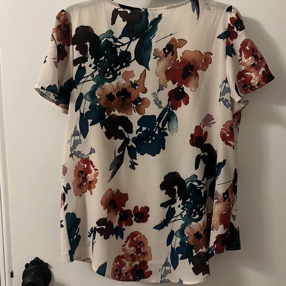 Floral v neck - Picture 3 of 3